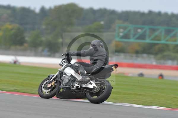 Motorcycle action photographs;Silverstone circuit;Silverstone photographs;Trackday digital images;event digital images;eventdigitalimages;no limits trackday;peter wileman photography;rockingham towcester northamptonshire;trackday;trackday photos