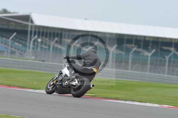 Motorcycle action photographs;Silverstone circuit;Silverstone photographs;Trackday digital images;event digital images;eventdigitalimages;no limits trackday;peter wileman photography;rockingham towcester northamptonshire;trackday;trackday photos