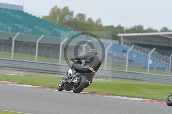 Motorcycle action photographs;Silverstone circuit;Silverstone photographs;Trackday digital images;event digital images;eventdigitalimages;no limits trackday;peter wileman photography;rockingham towcester northamptonshire;trackday;trackday photos