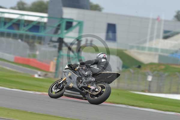 Motorcycle action photographs;Silverstone circuit;Silverstone photographs;Trackday digital images;event digital images;eventdigitalimages;no limits trackday;peter wileman photography;rockingham towcester northamptonshire;trackday;trackday photos