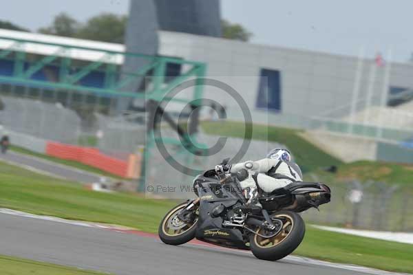 Motorcycle action photographs;Silverstone circuit;Silverstone photographs;Trackday digital images;event digital images;eventdigitalimages;no limits trackday;peter wileman photography;rockingham towcester northamptonshire;trackday;trackday photos