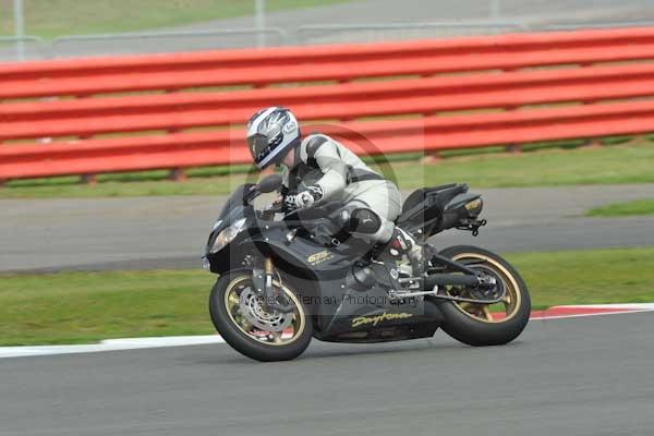 Motorcycle action photographs;Silverstone circuit;Silverstone photographs;Trackday digital images;event digital images;eventdigitalimages;no limits trackday;peter wileman photography;rockingham towcester northamptonshire;trackday;trackday photos