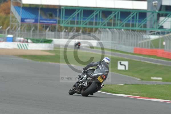 Motorcycle action photographs;Silverstone circuit;Silverstone photographs;Trackday digital images;event digital images;eventdigitalimages;no limits trackday;peter wileman photography;rockingham towcester northamptonshire;trackday;trackday photos