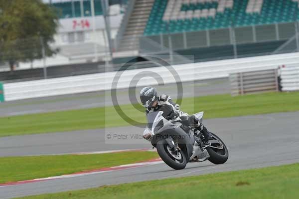 Motorcycle action photographs;Silverstone circuit;Silverstone photographs;Trackday digital images;event digital images;eventdigitalimages;no limits trackday;peter wileman photography;rockingham towcester northamptonshire;trackday;trackday photos