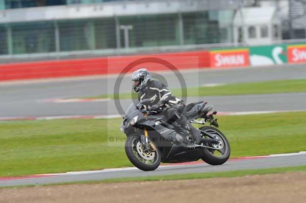 Motorcycle action photographs;Silverstone circuit;Silverstone photographs;Trackday digital images;event digital images;eventdigitalimages;no limits trackday;peter wileman photography;rockingham towcester northamptonshire;trackday;trackday photos