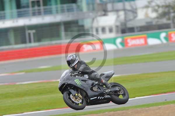 Motorcycle action photographs;Silverstone circuit;Silverstone photographs;Trackday digital images;event digital images;eventdigitalimages;no limits trackday;peter wileman photography;rockingham towcester northamptonshire;trackday;trackday photos