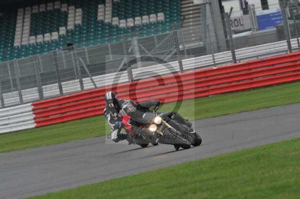 Motorcycle action photographs;Silverstone circuit;Silverstone photographs;Trackday digital images;event digital images;eventdigitalimages;no limits trackday;peter wileman photography;rockingham towcester northamptonshire;trackday;trackday photos