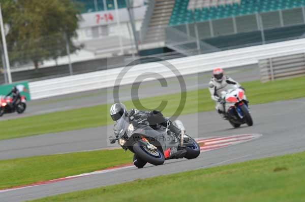 Motorcycle action photographs;Silverstone circuit;Silverstone photographs;Trackday digital images;event digital images;eventdigitalimages;no limits trackday;peter wileman photography;rockingham towcester northamptonshire;trackday;trackday photos