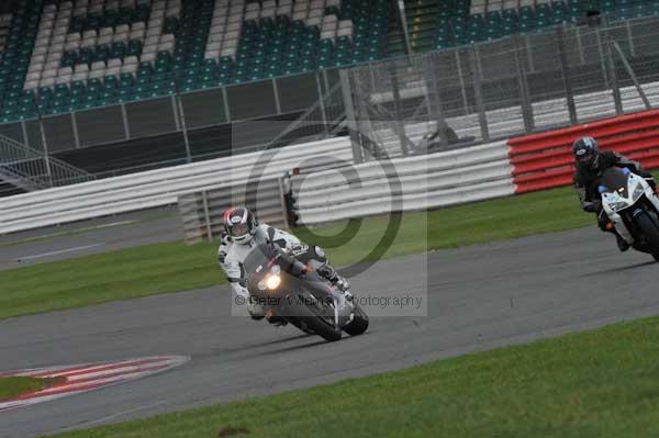 Motorcycle action photographs;Silverstone circuit;Silverstone photographs;Trackday digital images;event digital images;eventdigitalimages;no limits trackday;peter wileman photography;rockingham towcester northamptonshire;trackday;trackday photos