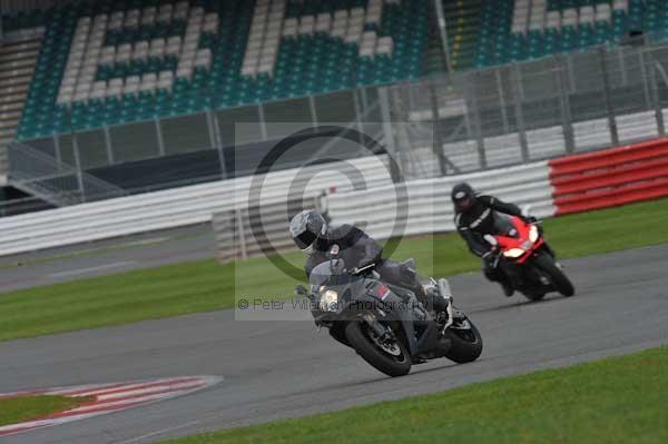 Motorcycle action photographs;Silverstone circuit;Silverstone photographs;Trackday digital images;event digital images;eventdigitalimages;no limits trackday;peter wileman photography;rockingham towcester northamptonshire;trackday;trackday photos