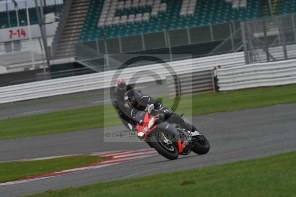 Motorcycle action photographs;Silverstone circuit;Silverstone photographs;Trackday digital images;event digital images;eventdigitalimages;no limits trackday;peter wileman photography;rockingham towcester northamptonshire;trackday;trackday photos