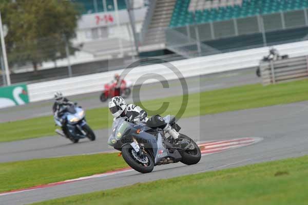 Motorcycle action photographs;Silverstone circuit;Silverstone photographs;Trackday digital images;event digital images;eventdigitalimages;no limits trackday;peter wileman photography;rockingham towcester northamptonshire;trackday;trackday photos