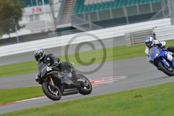 Motorcycle action photographs;Silverstone circuit;Silverstone photographs;Trackday digital images;event digital images;eventdigitalimages;no limits trackday;peter wileman photography;rockingham towcester northamptonshire;trackday;trackday photos