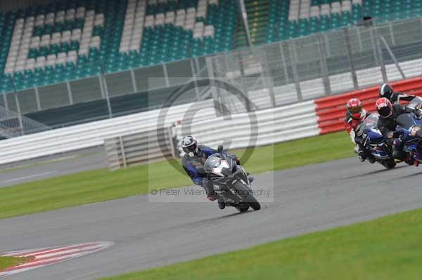 Motorcycle action photographs;Silverstone circuit;Silverstone photographs;Trackday digital images;event digital images;eventdigitalimages;no limits trackday;peter wileman photography;rockingham towcester northamptonshire;trackday;trackday photos