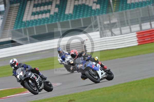 Motorcycle action photographs;Silverstone circuit;Silverstone photographs;Trackday digital images;event digital images;eventdigitalimages;no limits trackday;peter wileman photography;rockingham towcester northamptonshire;trackday;trackday photos