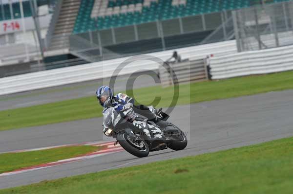 Motorcycle action photographs;Silverstone circuit;Silverstone photographs;Trackday digital images;event digital images;eventdigitalimages;no limits trackday;peter wileman photography;rockingham towcester northamptonshire;trackday;trackday photos