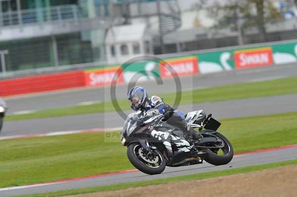 Motorcycle action photographs;Silverstone circuit;Silverstone photographs;Trackday digital images;event digital images;eventdigitalimages;no limits trackday;peter wileman photography;rockingham towcester northamptonshire;trackday;trackday photos