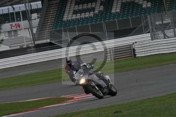 Motorcycle action photographs;Silverstone circuit;Silverstone photographs;Trackday digital images;event digital images;eventdigitalimages;no limits trackday;peter wileman photography;rockingham towcester northamptonshire;trackday;trackday photos