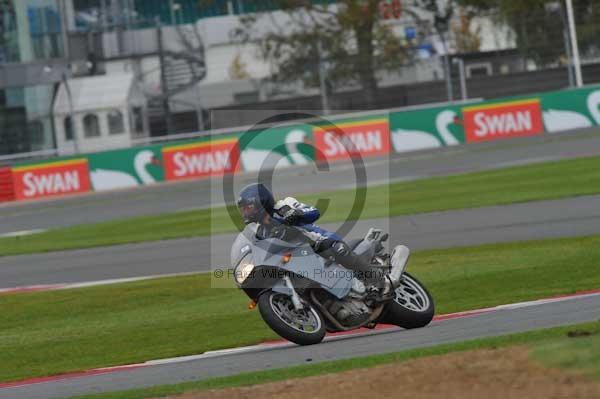 Motorcycle action photographs;Silverstone circuit;Silverstone photographs;Trackday digital images;event digital images;eventdigitalimages;no limits trackday;peter wileman photography;rockingham towcester northamptonshire;trackday;trackday photos