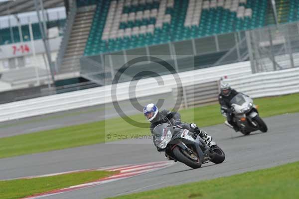 Motorcycle action photographs;Silverstone circuit;Silverstone photographs;Trackday digital images;event digital images;eventdigitalimages;no limits trackday;peter wileman photography;rockingham towcester northamptonshire;trackday;trackday photos