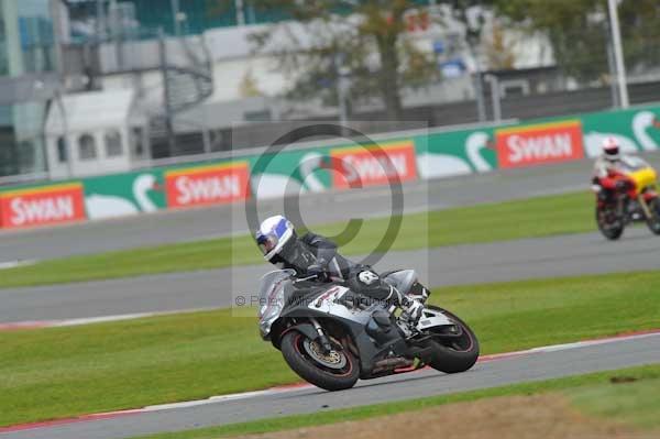 Motorcycle action photographs;Silverstone circuit;Silverstone photographs;Trackday digital images;event digital images;eventdigitalimages;no limits trackday;peter wileman photography;rockingham towcester northamptonshire;trackday;trackday photos