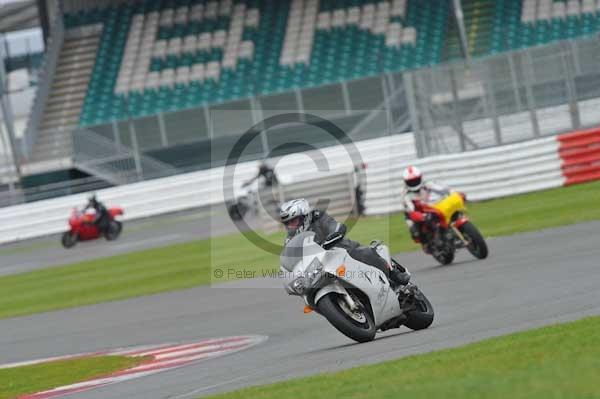 Motorcycle action photographs;Silverstone circuit;Silverstone photographs;Trackday digital images;event digital images;eventdigitalimages;no limits trackday;peter wileman photography;rockingham towcester northamptonshire;trackday;trackday photos