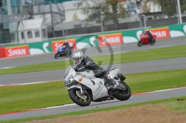 Motorcycle action photographs;Silverstone circuit;Silverstone photographs;Trackday digital images;event digital images;eventdigitalimages;no limits trackday;peter wileman photography;rockingham towcester northamptonshire;trackday;trackday photos