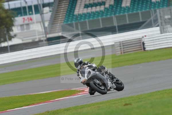 Motorcycle action photographs;Silverstone circuit;Silverstone photographs;Trackday digital images;event digital images;eventdigitalimages;no limits trackday;peter wileman photography;rockingham towcester northamptonshire;trackday;trackday photos