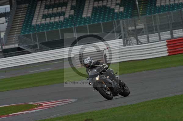 Motorcycle action photographs;Silverstone circuit;Silverstone photographs;Trackday digital images;event digital images;eventdigitalimages;no limits trackday;peter wileman photography;rockingham towcester northamptonshire;trackday;trackday photos