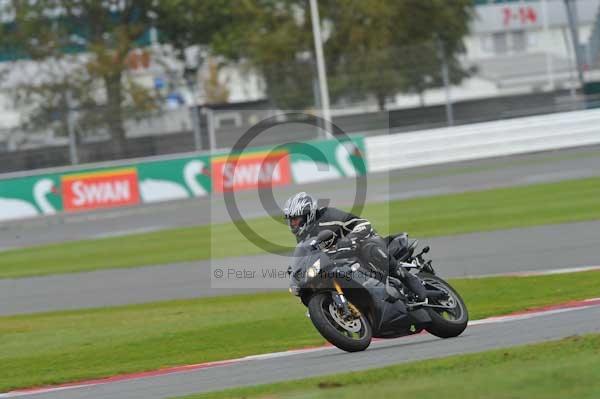 Motorcycle action photographs;Silverstone circuit;Silverstone photographs;Trackday digital images;event digital images;eventdigitalimages;no limits trackday;peter wileman photography;rockingham towcester northamptonshire;trackday;trackday photos