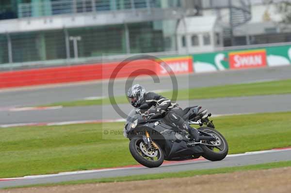 Motorcycle action photographs;Silverstone circuit;Silverstone photographs;Trackday digital images;event digital images;eventdigitalimages;no limits trackday;peter wileman photography;rockingham towcester northamptonshire;trackday;trackday photos