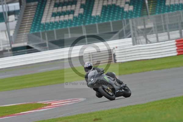 Motorcycle action photographs;Silverstone circuit;Silverstone photographs;Trackday digital images;event digital images;eventdigitalimages;no limits trackday;peter wileman photography;rockingham towcester northamptonshire;trackday;trackday photos