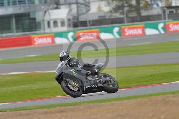 Motorcycle action photographs;Silverstone circuit;Silverstone photographs;Trackday digital images;event digital images;eventdigitalimages;no limits trackday;peter wileman photography;rockingham towcester northamptonshire;trackday;trackday photos