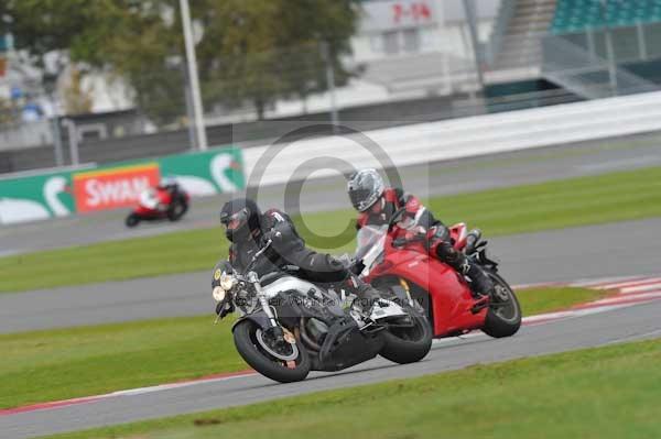 Motorcycle action photographs;Silverstone circuit;Silverstone photographs;Trackday digital images;event digital images;eventdigitalimages;no limits trackday;peter wileman photography;rockingham towcester northamptonshire;trackday;trackday photos