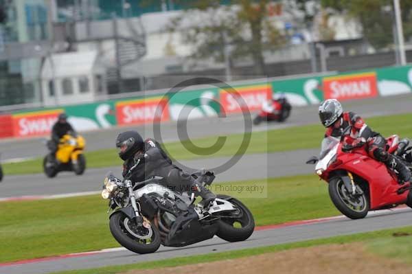 Motorcycle action photographs;Silverstone circuit;Silverstone photographs;Trackday digital images;event digital images;eventdigitalimages;no limits trackday;peter wileman photography;rockingham towcester northamptonshire;trackday;trackday photos