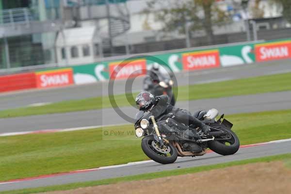 Motorcycle action photographs;Silverstone circuit;Silverstone photographs;Trackday digital images;event digital images;eventdigitalimages;no limits trackday;peter wileman photography;rockingham towcester northamptonshire;trackday;trackday photos