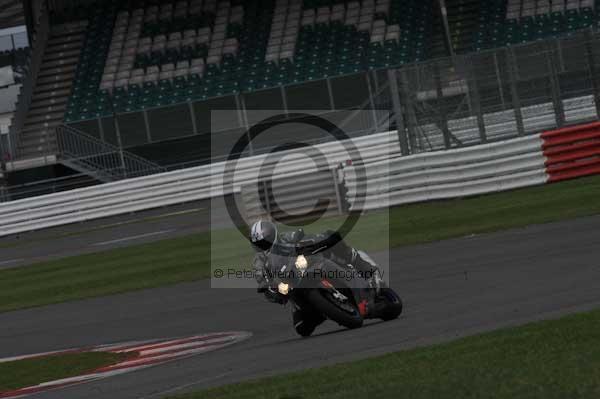 Motorcycle action photographs;Silverstone circuit;Silverstone photographs;Trackday digital images;event digital images;eventdigitalimages;no limits trackday;peter wileman photography;rockingham towcester northamptonshire;trackday;trackday photos