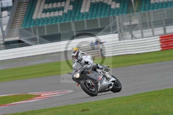 Motorcycle action photographs;Silverstone circuit;Silverstone photographs;Trackday digital images;event digital images;eventdigitalimages;no limits trackday;peter wileman photography;rockingham towcester northamptonshire;trackday;trackday photos