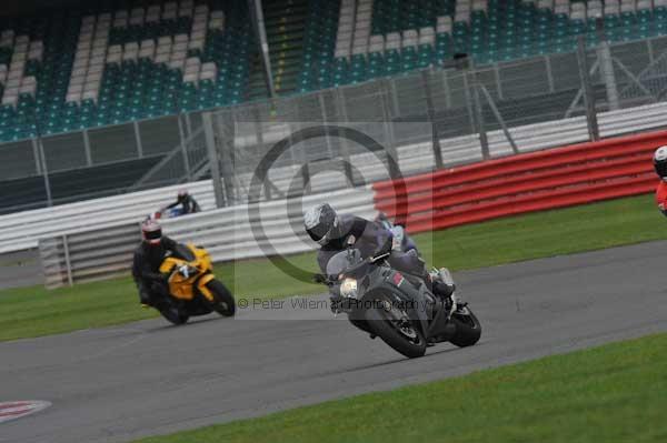 Motorcycle action photographs;Silverstone circuit;Silverstone photographs;Trackday digital images;event digital images;eventdigitalimages;no limits trackday;peter wileman photography;rockingham towcester northamptonshire;trackday;trackday photos