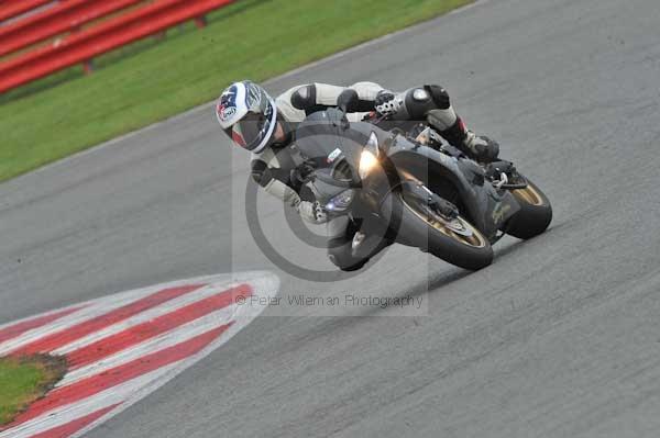 Motorcycle action photographs;Silverstone circuit;Silverstone photographs;Trackday digital images;event digital images;eventdigitalimages;no limits trackday;peter wileman photography;rockingham towcester northamptonshire;trackday;trackday photos