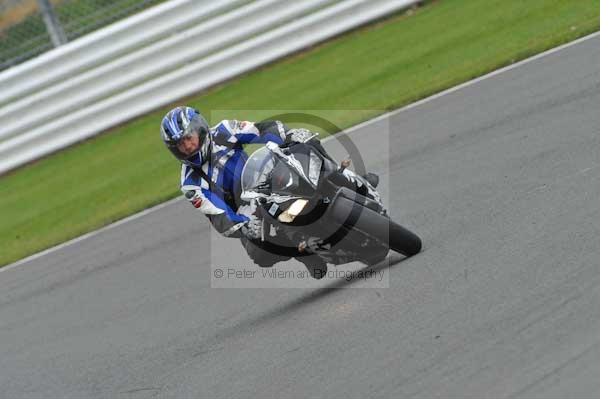 Motorcycle action photographs;Silverstone circuit;Silverstone photographs;Trackday digital images;event digital images;eventdigitalimages;no limits trackday;peter wileman photography;rockingham towcester northamptonshire;trackday;trackday photos