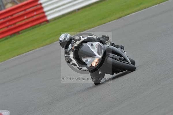 Motorcycle action photographs;Silverstone circuit;Silverstone photographs;Trackday digital images;event digital images;eventdigitalimages;no limits trackday;peter wileman photography;rockingham towcester northamptonshire;trackday;trackday photos