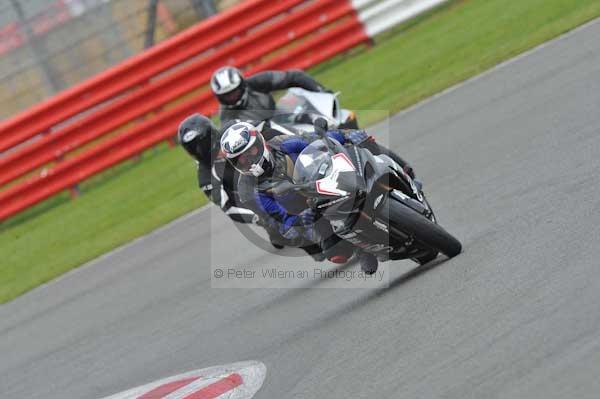 Motorcycle action photographs;Silverstone circuit;Silverstone photographs;Trackday digital images;event digital images;eventdigitalimages;no limits trackday;peter wileman photography;rockingham towcester northamptonshire;trackday;trackday photos