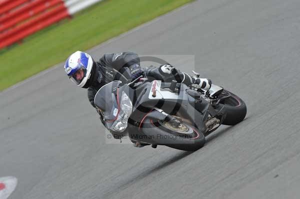 Motorcycle action photographs;Silverstone circuit;Silverstone photographs;Trackday digital images;event digital images;eventdigitalimages;no limits trackday;peter wileman photography;rockingham towcester northamptonshire;trackday;trackday photos