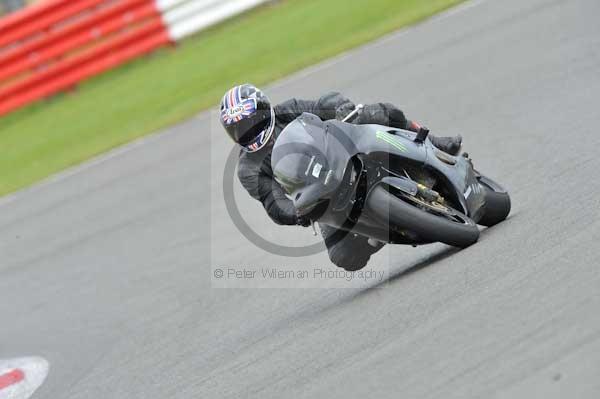 Motorcycle action photographs;Silverstone circuit;Silverstone photographs;Trackday digital images;event digital images;eventdigitalimages;no limits trackday;peter wileman photography;rockingham towcester northamptonshire;trackday;trackday photos