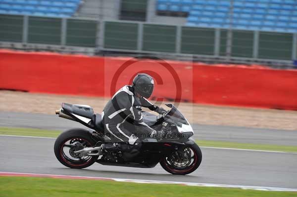 Motorcycle action photographs;Silverstone circuit;Silverstone photographs;Trackday digital images;event digital images;eventdigitalimages;no limits trackday;peter wileman photography;rockingham towcester northamptonshire;trackday;trackday photos