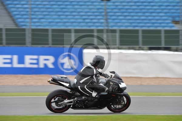 Motorcycle action photographs;Silverstone circuit;Silverstone photographs;Trackday digital images;event digital images;eventdigitalimages;no limits trackday;peter wileman photography;rockingham towcester northamptonshire;trackday;trackday photos