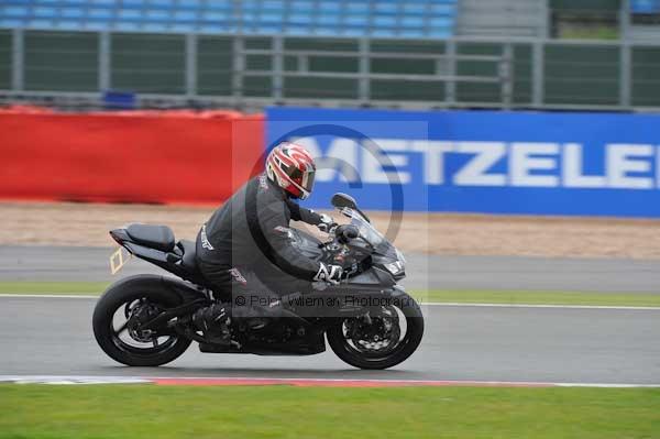 Motorcycle action photographs;Silverstone circuit;Silverstone photographs;Trackday digital images;event digital images;eventdigitalimages;no limits trackday;peter wileman photography;rockingham towcester northamptonshire;trackday;trackday photos