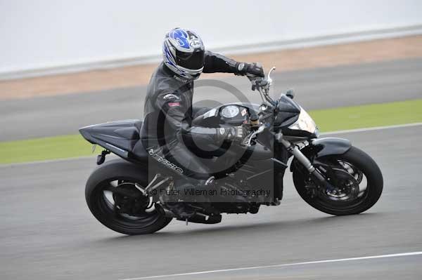 Motorcycle action photographs;Silverstone circuit;Silverstone photographs;Trackday digital images;event digital images;eventdigitalimages;no limits trackday;peter wileman photography;rockingham towcester northamptonshire;trackday;trackday photos