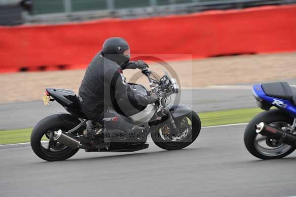 Motorcycle action photographs;Silverstone circuit;Silverstone photographs;Trackday digital images;event digital images;eventdigitalimages;no limits trackday;peter wileman photography;rockingham towcester northamptonshire;trackday;trackday photos